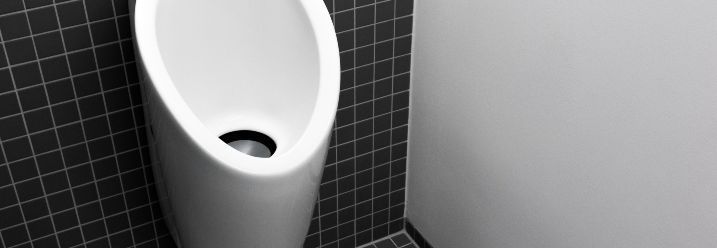 ein elegantes Urinal im privaten Badezimmer